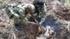 Soldados colombianos desactivan un proyectil lanzado por guerrilleros del ELN en el noreste de Colombia durante un paro armado de la guerrilla. (Foto cortesía del Ejército de Colombia).