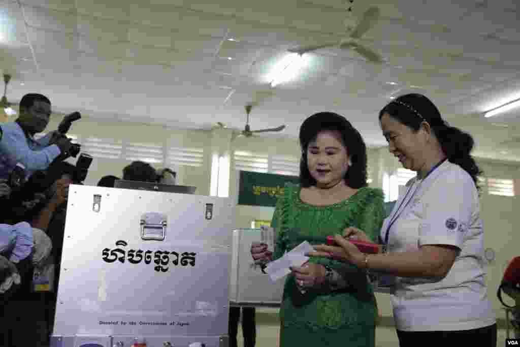 លោកស្រី ប៊ុនរ៉ានី ហ៊ុនសែន ចូលរួមបោះឆ្នោត ដើម្បីជ្រើសរើសក្រុមប្រឹក្សាឃុំ-សង្កាត់ នៅសង្កាត់តាខ្មៅនៃក្រុងតាខ្មៅនៅខេត្តកណ្តាល នៅថ្ងៃទី៤ ខែមិថុនា ឆ្នាំ២០១៧។ (ខាន់ សុគុំមនោ/VOA)