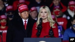 Donald Tramp qizi Ivanka Tramp bilan Viskonsin shtatida saylovchilar oldida, 2-noyabr, 2020