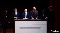 Representantes del Gobierno y la oposición de Venezuela firman un Memorando de Entendimiento para las conversaciones que tuvieron lugar en México el 13 de agosto de 2021.