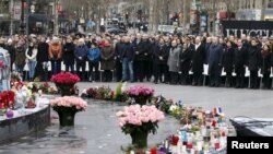 Orang-orang menghadiri upacara di lapangan Place de la Republique untuk mengenang korban penembakan tahun lalu di kantor koran satir Perancis Charlie Hebdo, di Paris, Perancis, 10 Januari 2016.