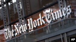 El letrero del New York Times cuelga sobre la entrada de su edificio en Nueva York, el 6 de mayo de 2021.