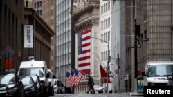 La casi vacía avenida Nassau, frente a la Bolsa de Valores de Nueva York, en el distrito financiero en el Bajo Manhattan, el 3 de abril de 2020.