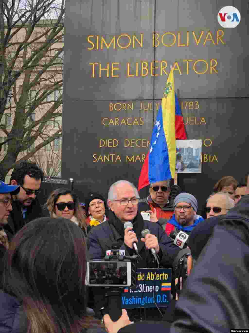 Antonio Ledezma, ex preso político habla frente al pueblo venezolano que salió a protestar el miércoles, en Washington D.C. 