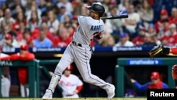 El venezolano Luis Arráez hace swing para batear un triple contra los Filis de Filadelfia, el 11 de abril de 2023.