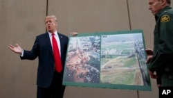 El presidente Trump habla con los reporteros luego de una inspección de prototipos de muro en California, el 13 de marzo.