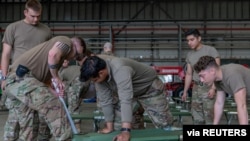 Penerbang Angkatan Udara AS menyiapkan ranjang bayi di hanggar untuk menyediakan tempat tinggal sementara bagi pengungsi Afghanistan yang memenuhi syarat sebagai bagian dari Operasi Pengungsi Sekutu, di Pangkalan Udara Ramstein, Jerman, 19 Agustus 2021. (Foto: via Reuters)
