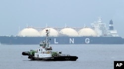 Arhiva - Remorker prilazi liberijskom tankeru za prevoz tečnog prirodnog gasa (LNG), u luci Jokahoma, jugozapadni Japan, 21. aprila 2014.
