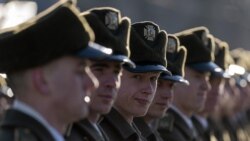 Soldados de la guardia de honor asisten a una ceremonia para conmemorar el aniversario de la retirada de las tropas soviéticas de Afganistán, en Kiev, Ucrania, el martes 15 de febrero de 2022.
