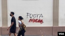 Grafiti cerca del parque La Merced muestra un mensaje xenofóbico contra los nicaragüenses. Foto VOA.
