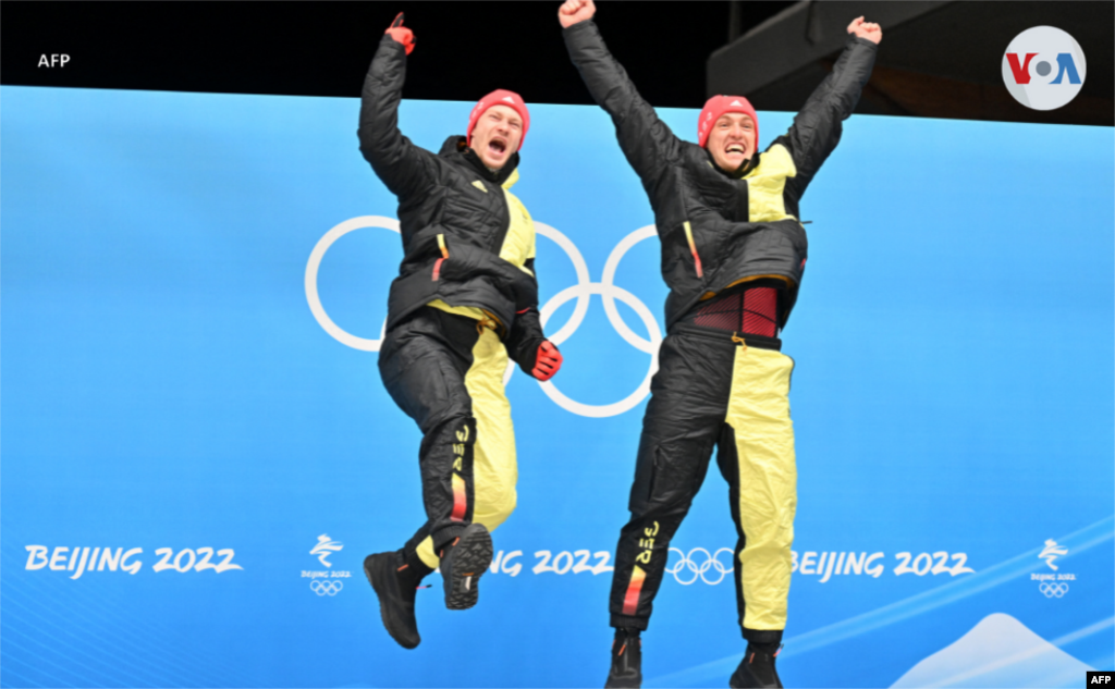 Francesco Friedrich y Thorsten Margis, de Alemania, celebran en el podio antes de obtener sus medallas de oro en Bobsled por parejas. 