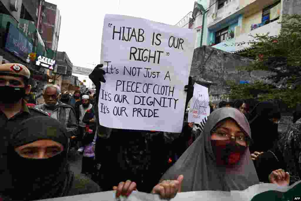  نوجوانوں نے طالبہ کے سامنے کھڑےہو کر 'جے شری رام' کے نعرے لگائے اور طالبہ نے ان نعروں کا جواب 'اللہ اکبر' کے نعرے سے دیا۔