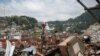La gente trabaja en un sitio de un deslizamiento de lodo en Morro da Oficina después de las lluvias torrenciales en Petrópolis, Brasil, 16 de febrero de 2022.