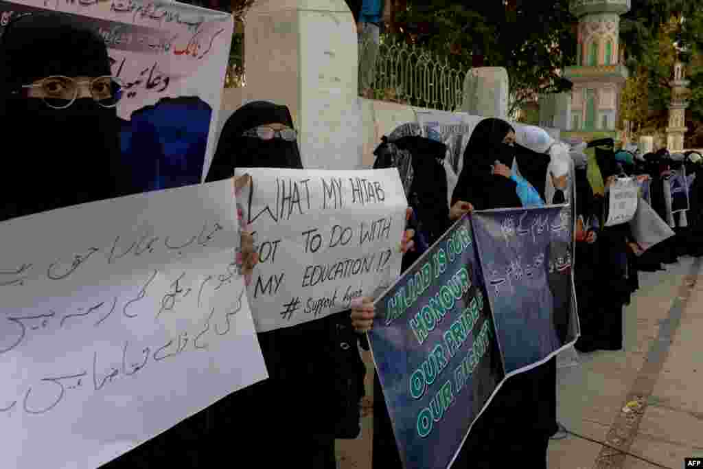 بھارت کے مختلف شہروں میں طلبہ کے حجاب پر پابندی کے خلاف احتجاج جاری ہے۔