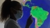 Un trabajador de la salud posa con una jeringa con una dosis de una vacuna COVID-19 en el Museo del Mañana, donde adultos y niños de entre cinco y once años están siendo vacunados contra el nuevo coronavirus, en Río de Janeiro, el 18 de enero de 2022.