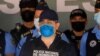 El expresidente de Honduras, Juan Orlando Hernández, observa a las Fuerzas Especiales de la Policía luego de ser detenido por miembros de la Policía Nacional de Honduras en Tegucigalpa, Honduras, el 15 de febrero de 2022.