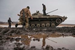 Un militar ucraniano brinda seguridad en el área durante una visita del general Oleksandr Pavliuk, comandante de la Operación de Fuerzas Conjuntas, a posiciones de primera línea en una antigua área industrial, en las afueras de Avdiivka, región de Donetsk, este de Ucrania, el 9 de febrero de 2022.