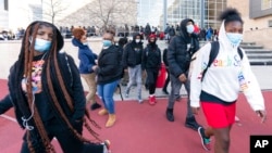 Učenici napuštaju srednju školu Danbar. u Vašingtonu, 8. februara 2022, nakon što je tajna služba odvela supruga potpredsednice SAD Kamale Haris, Daga Emhofa, iz škole zbog pretnje bombom koja je stigla dok je on bio u poseti školi u okviru Meseca crnačke istorije.
