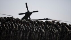 Soldados estadounidenses hacen fila durante la visita del secretario general de la OTAN, Jens Stoltenberg, a la base aérea Mihail Kogalniceanu, cerca de la ciudad portuaria de Constanta, en el mar Negro, en el este de Rumania, el viernes 11 de febrero de 2022.
