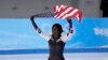 Erin Jackson moun peyi Etazini vole drapo Ameriken an apre li pran meday lo a nan konpetisyon 500 met patinaj vites la nan Jezolenpik Ive Peken yo, Dimanch 13 Fevriye 2022. 
