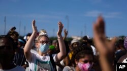 Manifestantes antigubernamentales protestan contra la escasez y los altos precios de los alimentos en el monumento a Máximo Gómez en La Habana, Cuba, el 11 de julio de 2021.
