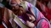 Des femmes pakistanaises priant à la mosquée Badshahi de Lahore, au Pakistan, le 24 juin 2016. (AP Photo/K.M. Chaudary)