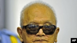 «បងធំទី​២​»​របស់​ខ្មែរ​ក្រហម នួន ជាចូល​រួម​សវនាការ​នៅ​សាលាក្តី​ខ្មែរ​ក្រហម ​កាល​ពី​ថ្ងៃ​ទី​១៩ ខែ​តុលា ឆ្នាំ​២០១១។