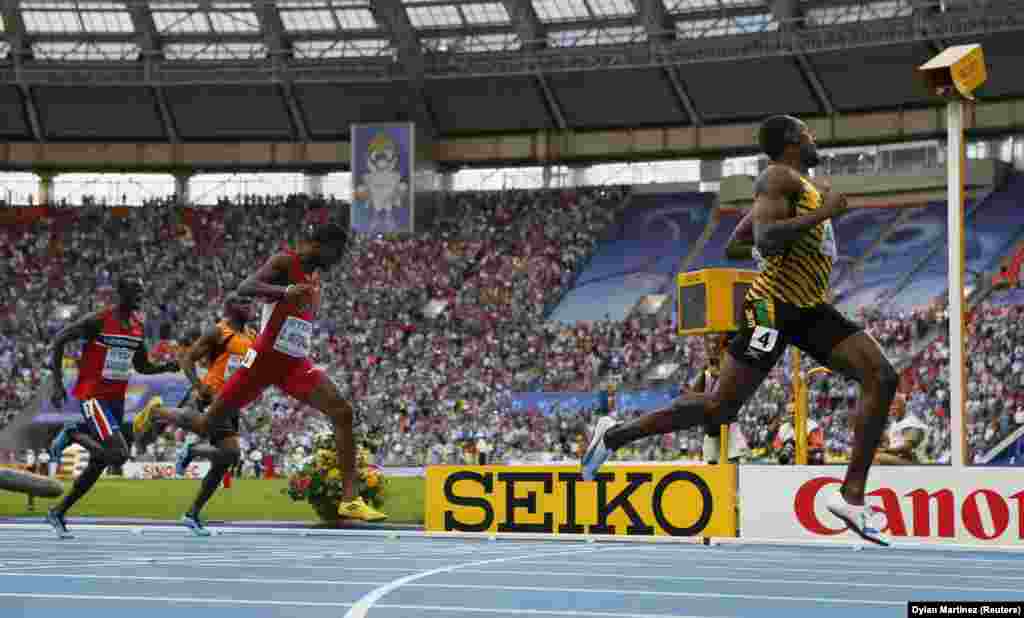 en tête de la course sur la phot, Bolt, un spécialiste du sprint, est sextuple champion olympique. Lewis a remporté dix médailles olympiques, dont neuf en or, ainsi que dix médailles aux championnats du monde d'athlétisme, dont huit en or.
