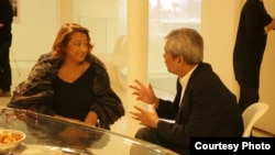 លោក​ស្រី​ Zaha Hadid ​ស្ថាបត្យករ​ជាតិ​អង់គ្លេស​ ដើម​កំណើត​អ៊ីរ៉ាក់​ដ៏​ល្បី​ល្បាញ​ និយាយ​ជាមួយលោក​ ឆាំង​ យុ​ នាយក​មជ្ឈមណ្ឌល​ឯកសារ​កម្ពុជា​ ​​នៅ​ក្នុង​ការ​បង្ហាញ​ប្លង់​វិទ្យាស្ថាន​ស្លឹករឹត​ ដែល​រចនា​ដោយ​លោក​ស្រី​ នៅ​ឯ​វិចិត្រ​សាល​របស់​លោក​ស្រី​ Zaha Hadid នៅ​ក្នុង​ទីក្រុង​ឡុងដ៍​ នៅ​ថ្ងៃ​ទី​៩​ ខែ​តុលា​ ឆ្នាំ​២០១៤។ (Photo by Nhean Socheat/The Sleuk Rith Institute/DC-Cam) 