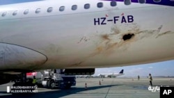 En esta captura de imagen de un video, la televisión estatal saudita muestra un avión dañado en un ataque de los rebeldes hutíes de Yemen en un aeropuerto cerca de Abha, Arabia Saudita, el 10 de febrero de 2021. Foto: Televisión estatal saudí vía AP]