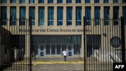 Vista frontal de la embajada de Estados Unidos en La Habana, en una foto del 3 de octubre de 2017.