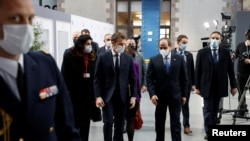 El presidente de Francia, Emmanuel Macron, habla con el presidente de Egipto, Abdel Fatah al-Sissi, mientras caminan durante la sesión del Segmento de Alto Nivel de la Cumbre One Ocean, en Brest, Francia, el 11 de febrero de 2022.