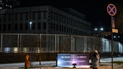 Una mujer pasa frente a la embajada estadounidense cerrada en Kiev después de que las operaciones se trasladaron a Leópolis, el 14 de febrero de 2022.