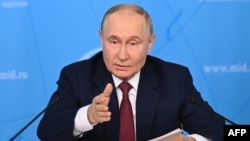 El presidente de Rusia, Vladimir Putin, se reúne con los líderes del Ministerio de Asuntos Exteriores de Rusia en Moscú el 14 de junio de 2024. (Foto de NATALIA KOLESNIKOVA / AFP)