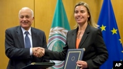 Arab Ligasi Bosh kotibi Nabil al-Arabiy Yevropa Ittifoqining tashqi siyosat bo’yicha mas’ul rasmiysi Federika Mogerini bilan hamkorlik xususida Bryusselda shartnoma imzolamoqda, 19-yanvar, 2015-yil