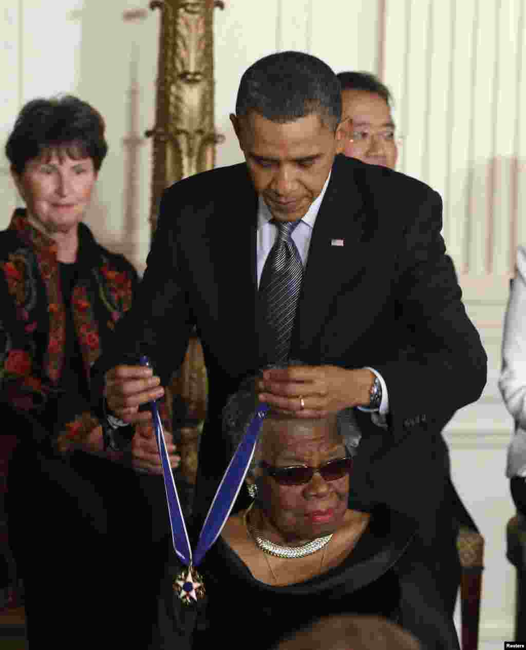 Prezident Barak Obama Maya Angelouni Ozodlik medali bilan taqdirlamoqda, 15-fevral, 2011-yil.