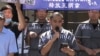 许多中国人选择寻求庇护留在美国。随着新政府执政，移民申请的标准据称将会宽松一些。图为活动人士在洛杉矶中领馆前举办“同囚”行为艺术活动，声援海外民主运动先驱王炳章。（美国之音2020年6月27日资料照）