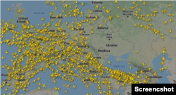 Skrinšot prikaza letova iznad Evrope sa sajta Flajt radar 24, nakon napada Rusije na Ukrajinu i upozorenja zvaničnika EU za avio-saobraćaj da je letenje inad Ukrajine nebezbedno, 24. februara 2022. (Flightradar24.com)