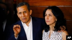 El expresidente de Perú Ollanta Humala está acompañado por su esposa Nadine Heredia mientras habla con periodistas en la entrada de su casa después de que fueron liberados de prisión en Lima, Perú, el 30 de abril de 2018.