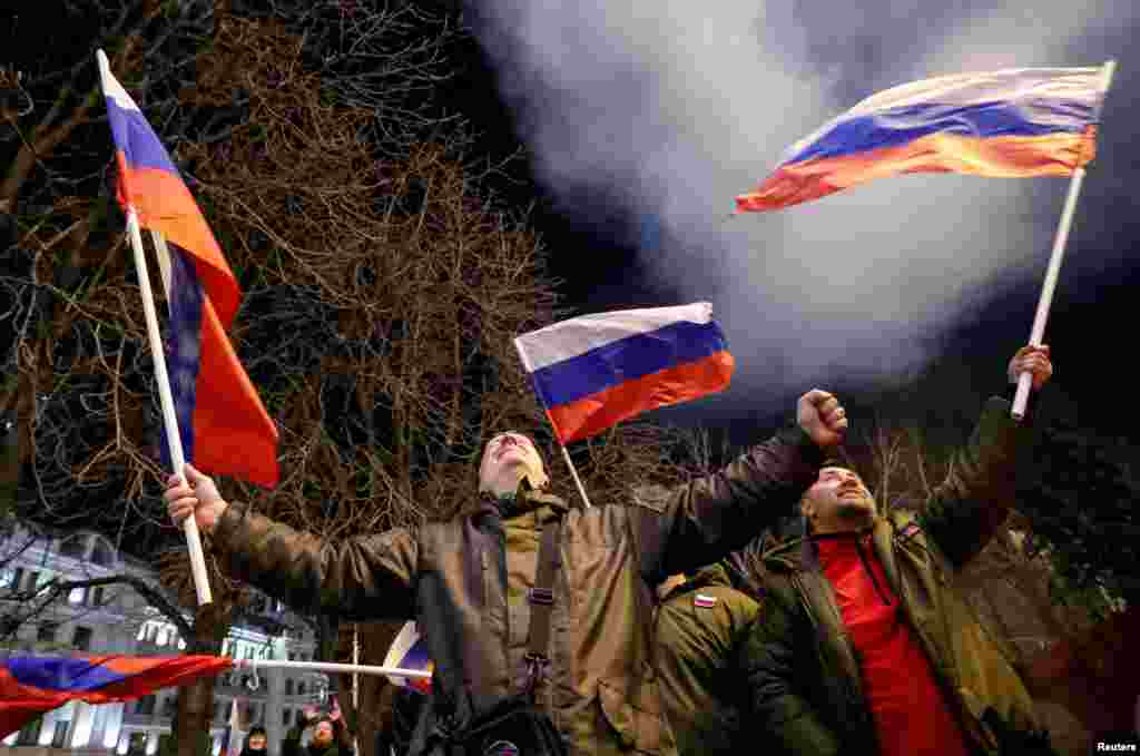 Donetsk ko'chalarida ayirmachilar Putin qarorini olqishlamoqda. 21-fevral, 2022.