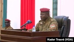 Le président Paul Henri Damiba souhaite que les medias travaillent avec professionnalisme; Ouagadougou le 22 février 2022. (VOA/Kader Traoré)