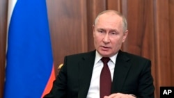 El presidente ruso, Vladimir Putin, dando un mensaje a la nación sobre Ucrania desde el Kremlin en Moscú, Rusia, el lunes 21 de febrero de 2022. 