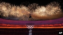 Fuegos artificiales durante la ceremonia de clausura de los Juegos Olímpicos de Invierno de Beijing, el domingo 20 de febrero de 2022. (Foto AP/Bernat Armangue)
