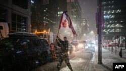 Protest kamiondžija protiv Trudoove vlade i pandemijskih zdravstvenih mera, ispred parlamenta u Otavi 17. februara 2022. 