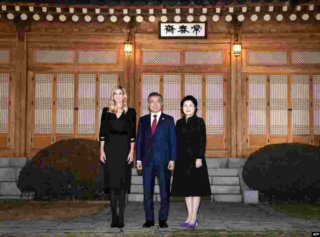2018年2月23日，韩国总统文在寅及其夫人金正淑和白宫顾问、美国总统特朗普的女儿伊万卡&middot;特朗普在韩国首尔总统府青瓦台的长春斋前面合影。