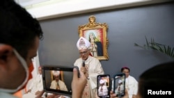 Foto de archivo de abril de 2020 del cardenal Baltazar Porras durante una misa de Pascua en una iglesia cerrada. Caracas, Venezuela.