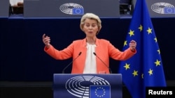 우르줄라 폰데어라이엔 유럽연합(EU) 집행위원장이 프랑스 스트라스부르에 있는 유럽의회에서 13일 연설하고 있다. 