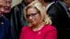 La représentante Liz Cheney, républicaine du Wyoming, attend le président Donald Trump dans la salle Roosevelt de la Maison Blanche, lundi 27 mars 2017, à Washington.