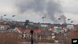 Российские десантники на пути к аэропорту Гостомель, Киевская область, 24 февраля 2022 года 