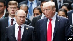 Presiden Rusia Vladimir Putin dan Presiden AS Donald Trump di KTT APEC, di Danang, Vietnam, 11 November 2017. Trump akan bertemu dengan Putin di Helsinki pada Senin, 16 Juli 2018.